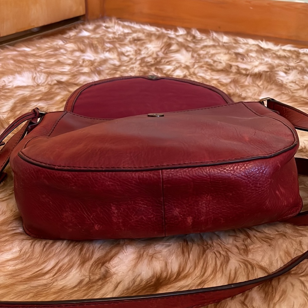 Burgundy fossil crossbody purse with tassel - Picture 7 of 8